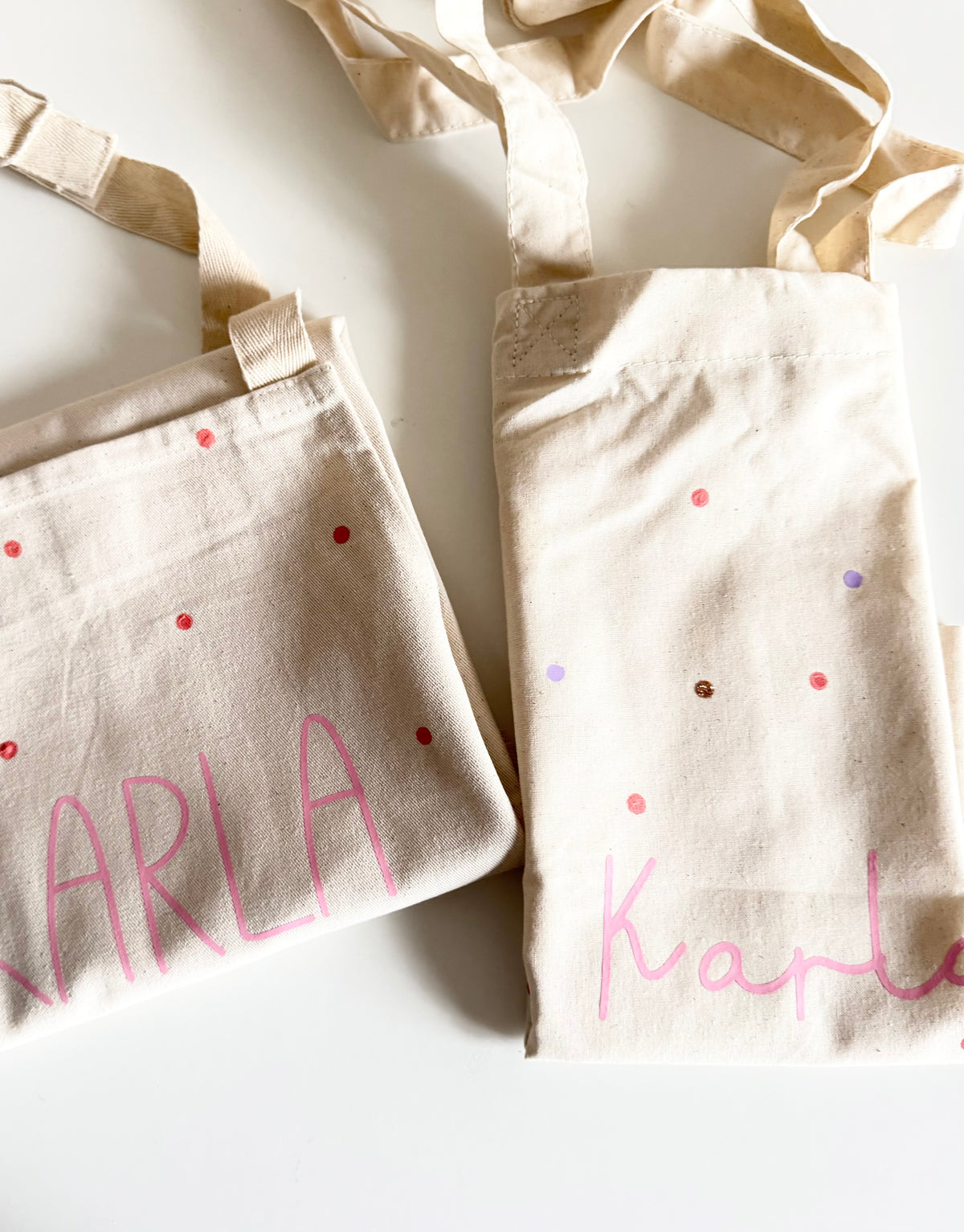 Kinderschürze Karla mit Name – Punkte, Pink oder Flieder