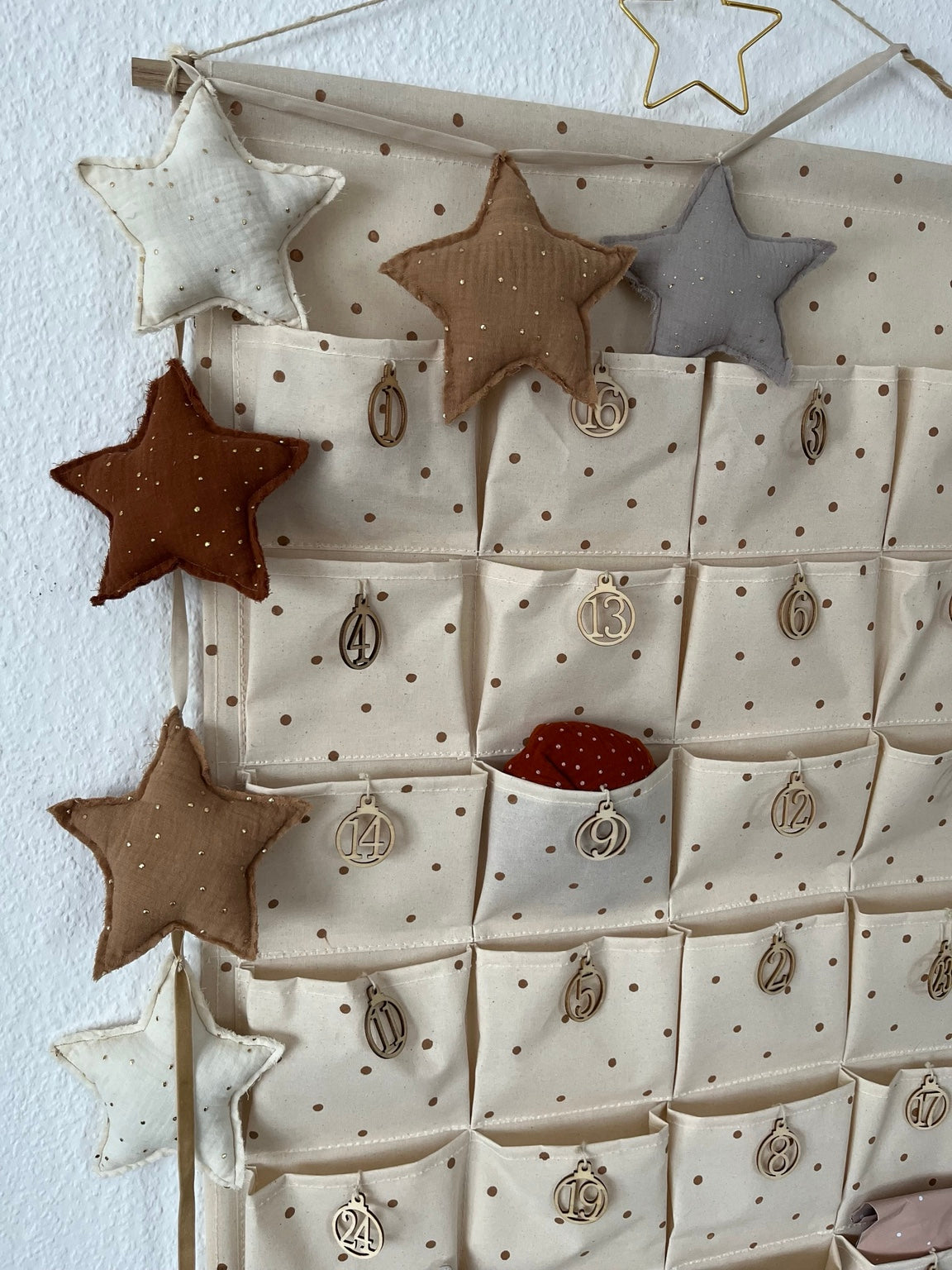 Musselin-Sterngirlande mit Goldpunkten am Adventskalender