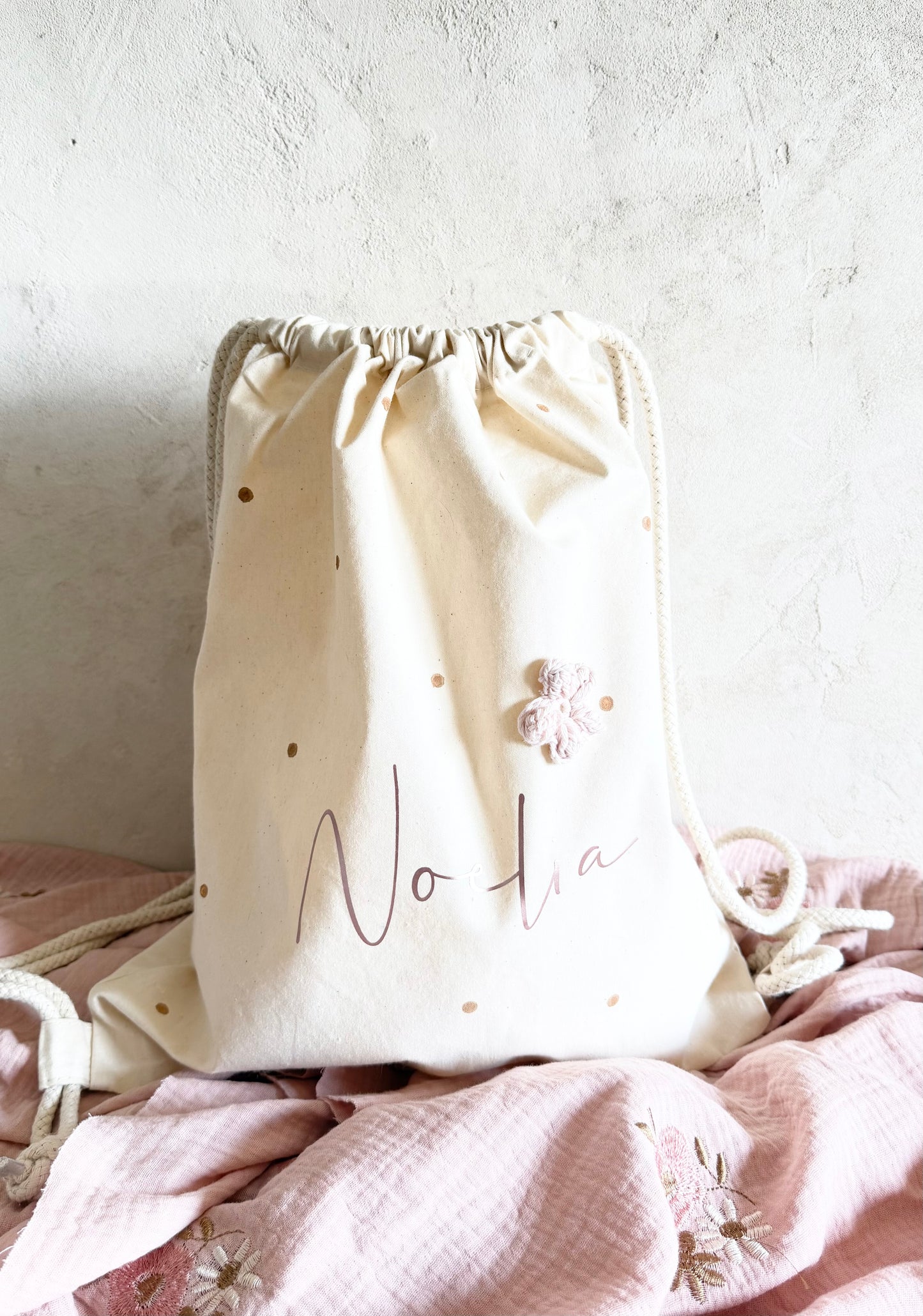 Personalisierter Turnbeutel mit Name | Bio-Baumwolle | Rosa Metallic & Häkelblume