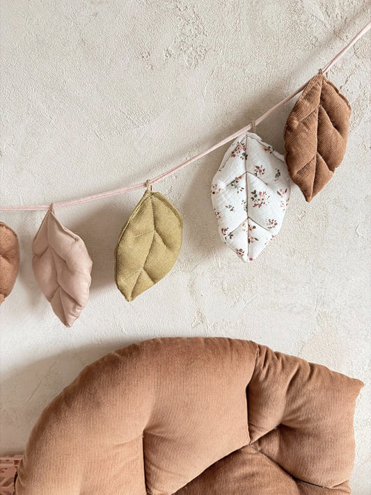 Detail der handgenähten Stoffblätter in Rosé, Oliv, Haselnussbraun und Blumenmuster