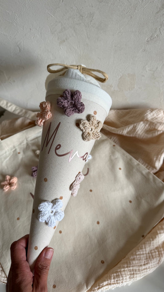 Detailansicht der Blüten-Kindergartentüte mit Name und handgehäkelten Blumen