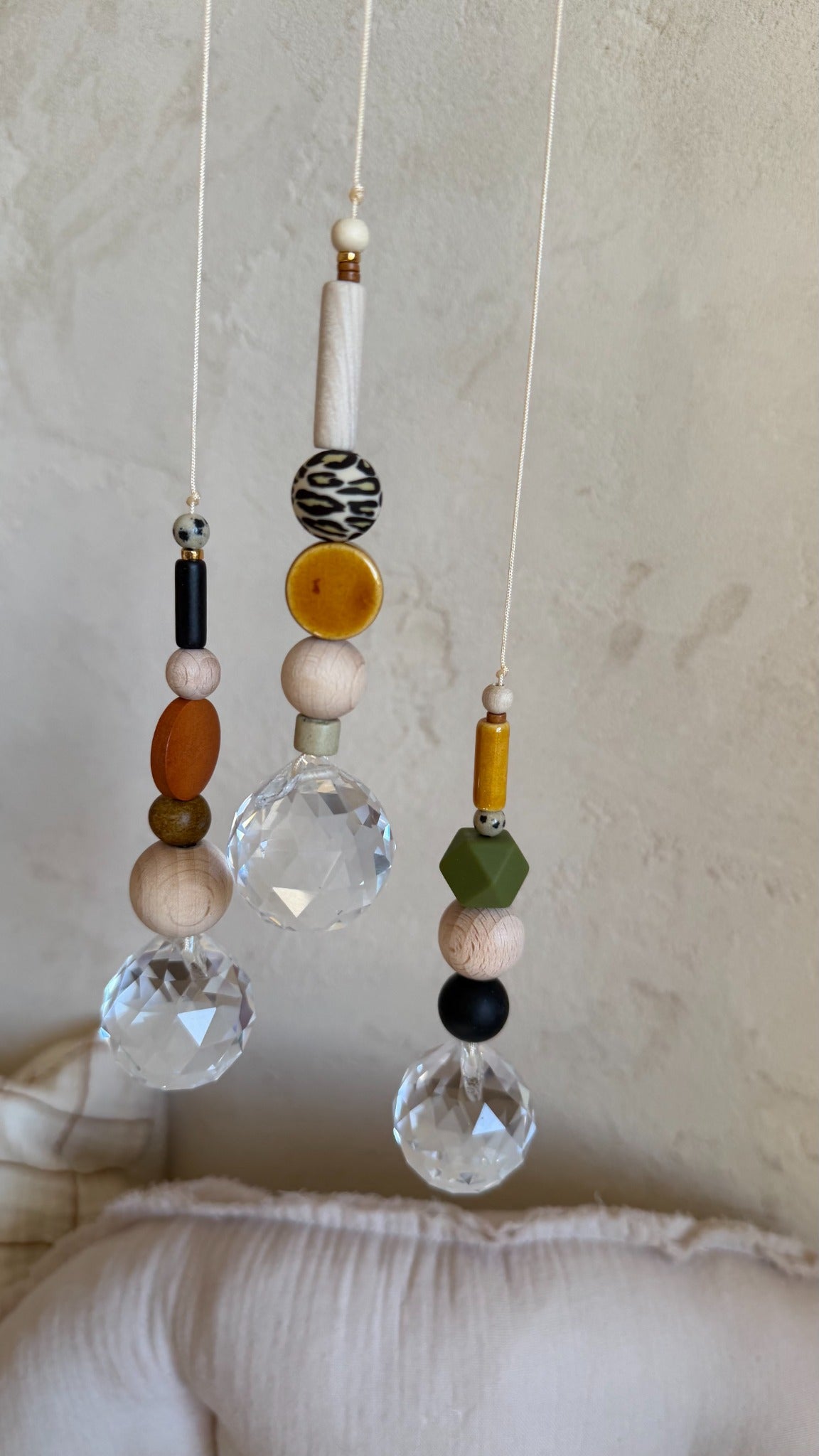 Suncatcher Leo Dschungel – drei Sonnenfänger in Grün, Senfgelb, Schwarz und Natur mit Kristall