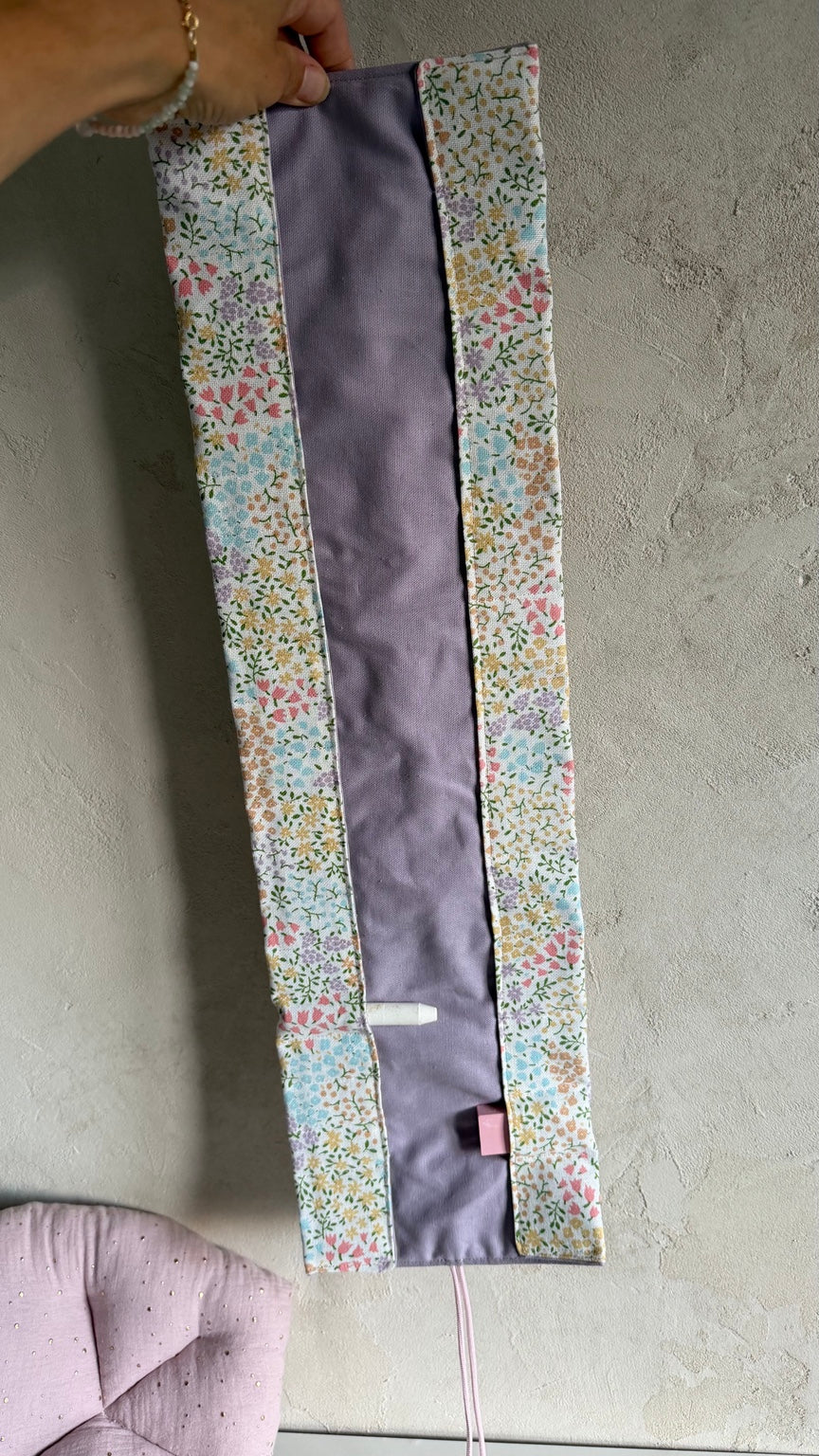 Vollständig geöffnetes Blumenwiesen-Rollmäppchen mit lilafarbenem Mittelteil