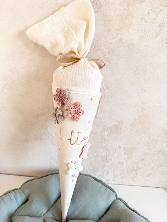 Blüten-Kindergartentüte mit Name Lotta, Häkelblumen und Musselinverschluss