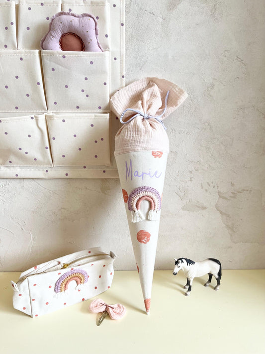 Kindergartentüte Marie mit Regenbogen und passenden Accessoires in Flieder und Rosé