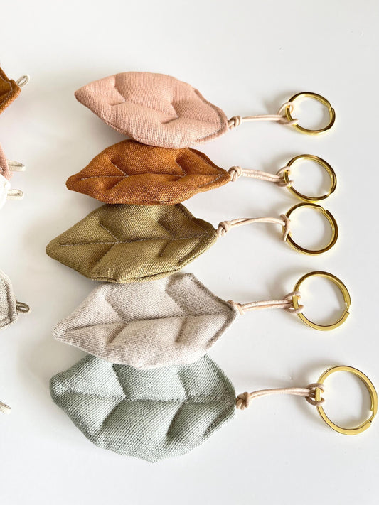 Blatt-Schlüsselanhänger aus Leinen in Rosé, Cognac, Oliv, Natur und Salbeigrün