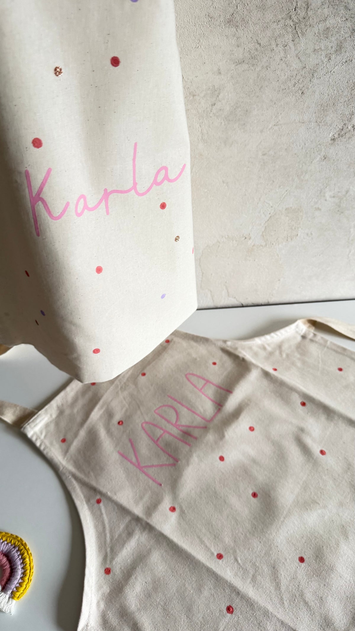 Kinderschürze Karla mit Name – Punkte, Pink oder Flieder