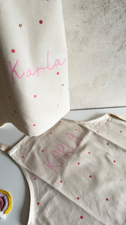 Kinderschürze Karla mit Name – Punkte, Pink oder Flieder
