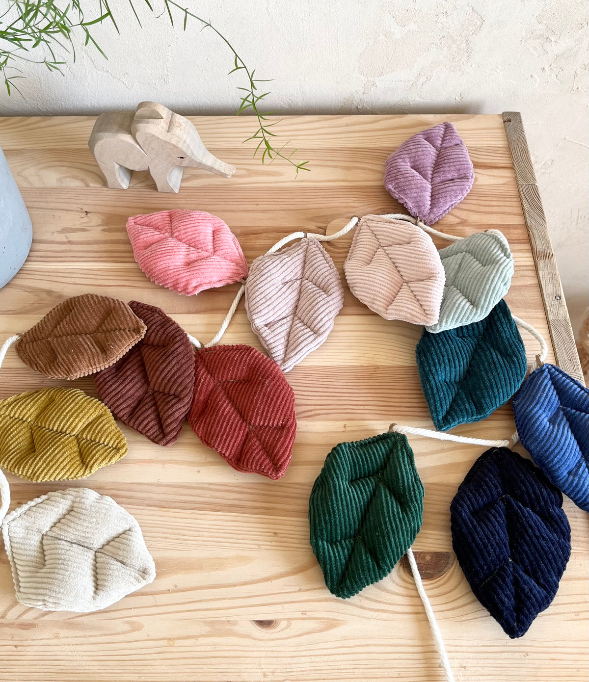 Stoffblätter aus Cord – bunte Blattanhänger für DIY-Girlanden & Mobiles, Farben frei wählbar