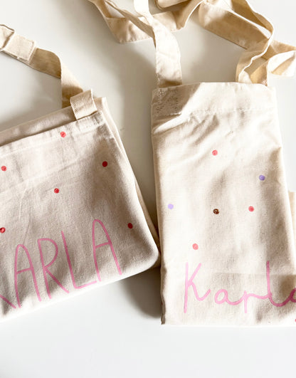 Kinderschürze Karla mit Name – Punkte, Pink oder Flieder