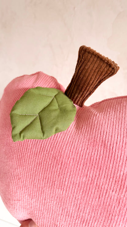 Apfelkissen aus Cord in Light Pink mit grünem Blatt