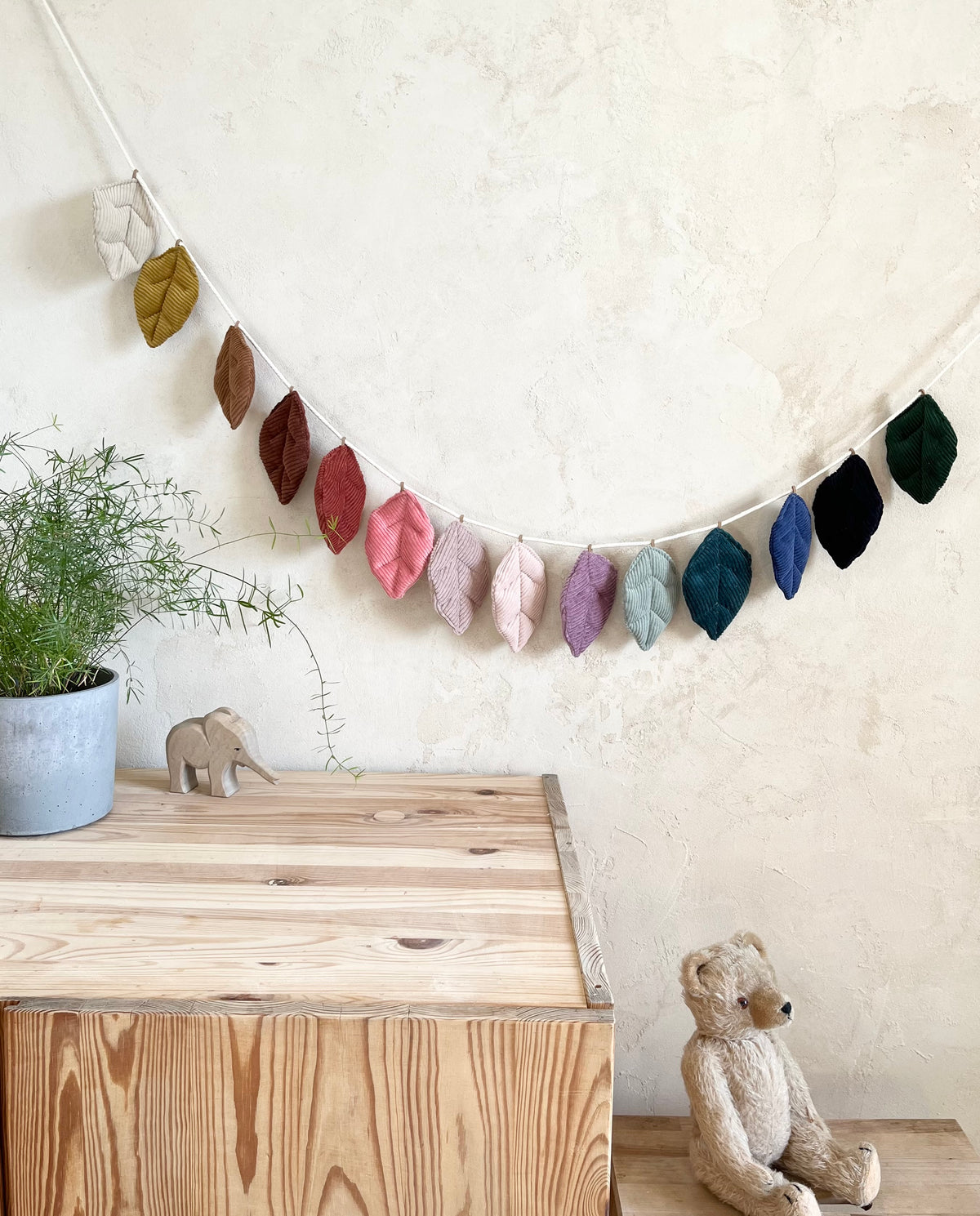 Stoffblätter aus Cord – bunte Blattanhänger für DIY-Girlanden & Mobiles, Farben frei wählbar