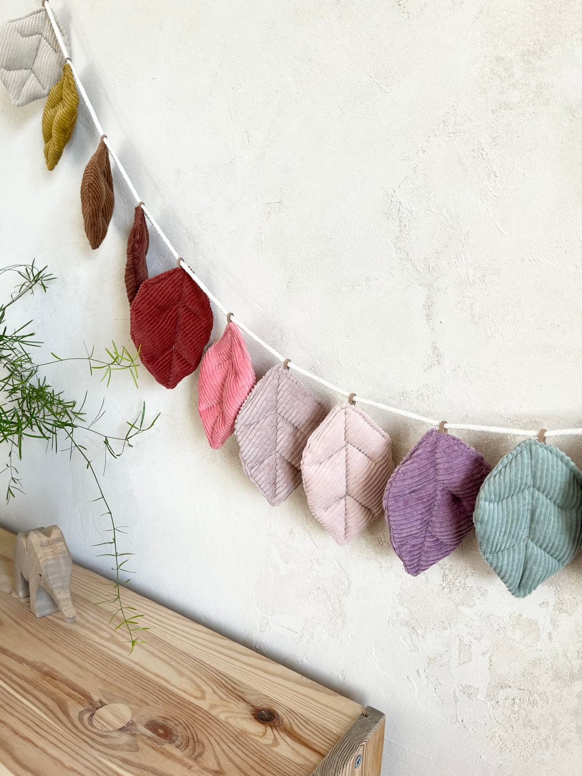 Stoffblätter aus Cord – bunte Blattanhänger für DIY-Girlanden & Mobiles, Farben frei wählbar