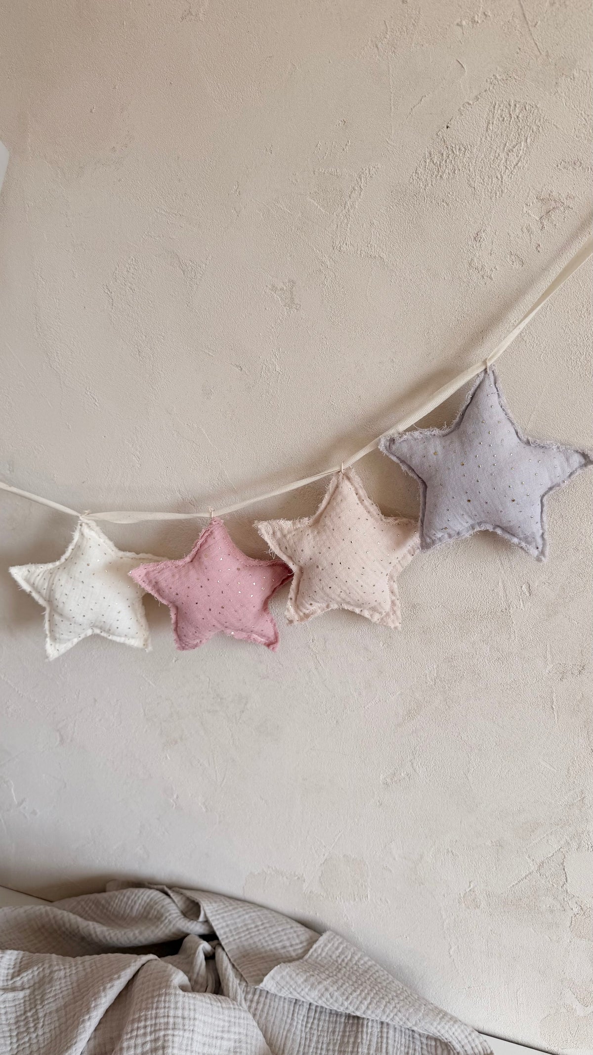 Musselin-Sterne mit Goldsprenkeln – Rosa, Rauchblau & Natur