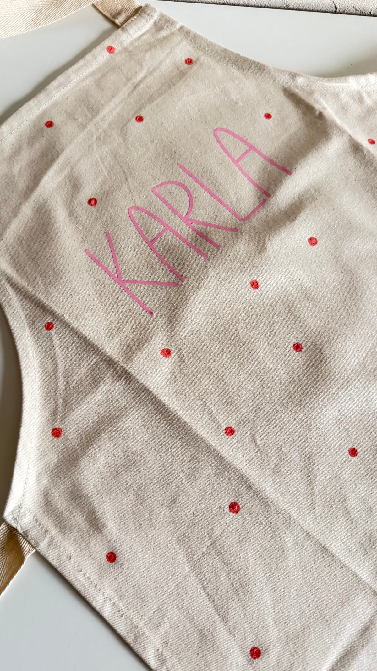 Kinderschürze Karla mit Name – Punkte, Pink oder Flieder