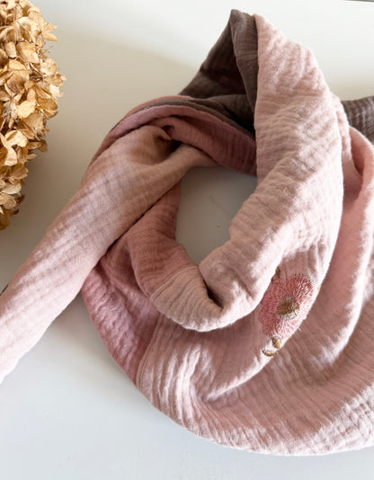 Musselin-Wendehalstuch „Blütenliebe“ – Altrosa & Mauve mit Blumenstickerei