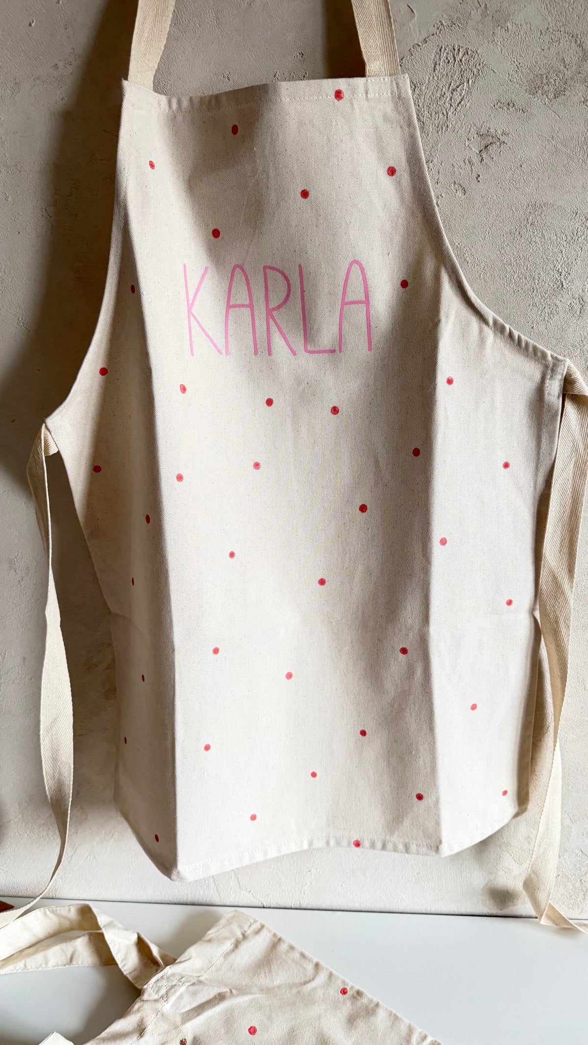 Kinderschürze Karla mit Name – Punkte, Pink oder Flieder