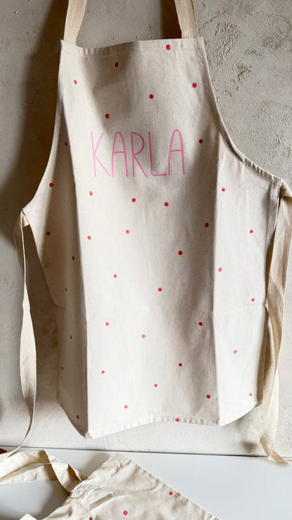 Kinderschürze Karla mit Name – Punkte, Pink oder Flieder