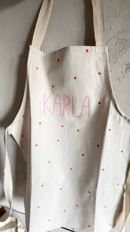 Kinderschürze Karla mit Name – Punkte, Pink oder Flieder