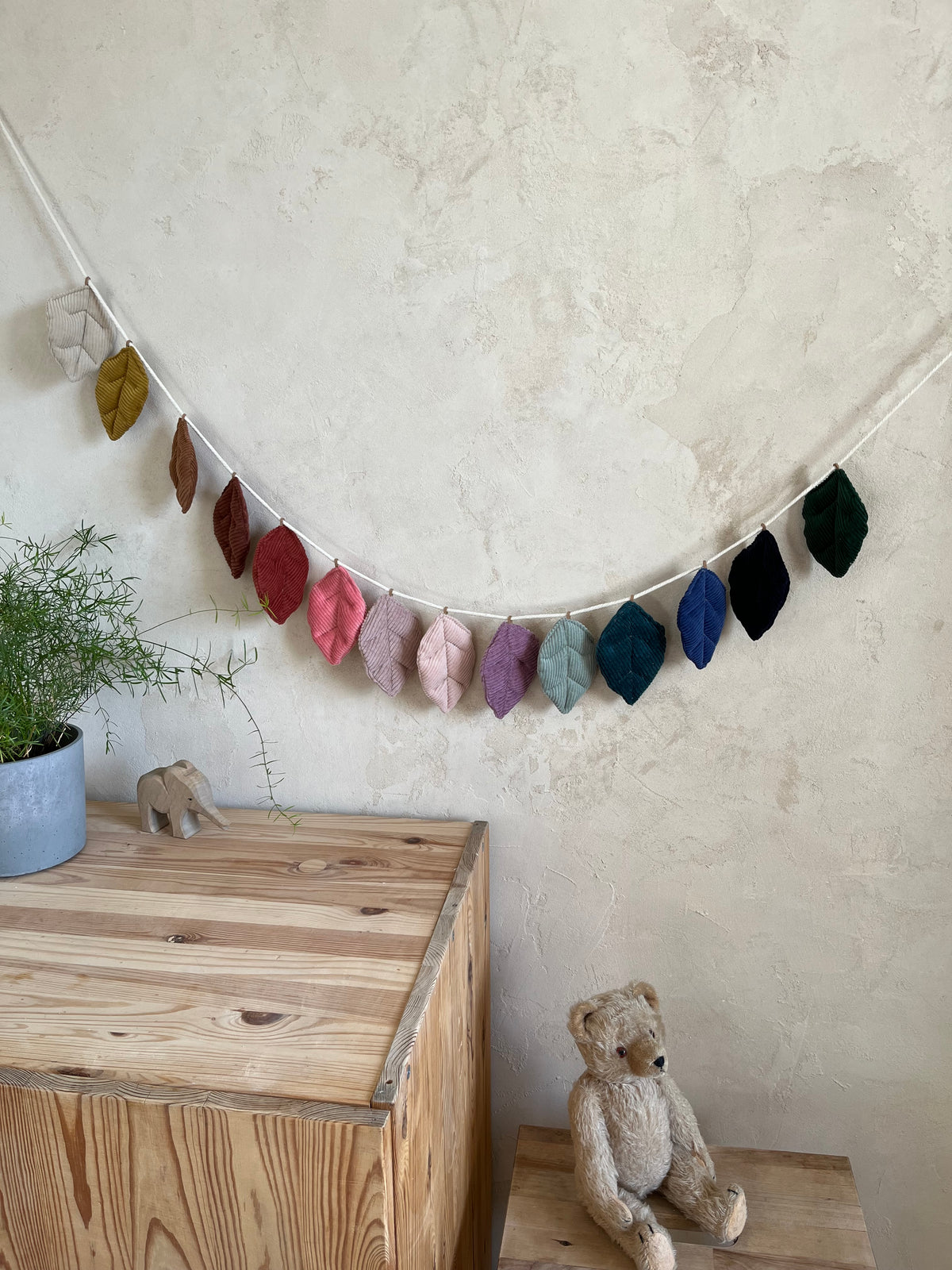 Stoffblätter aus Cord – bunte Blattanhänger für DIY-Girlanden & Mobiles, Farben frei wählbar