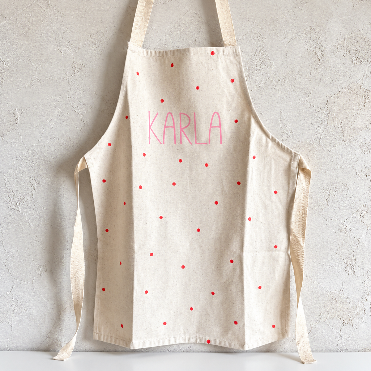 Kinderschürze Karla mit Name – Punkte, Pink oder Flieder