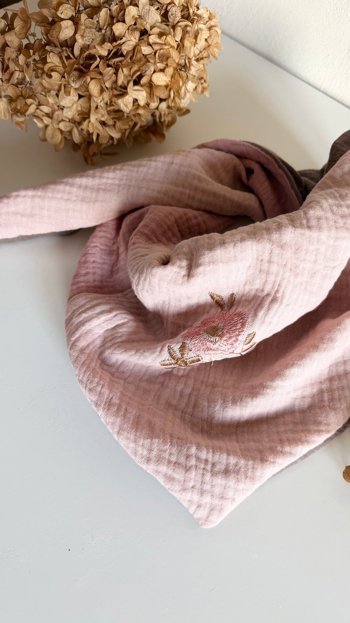 Musselin-Wendehalstuch „Blütenliebe“ – Altrosa & Mauve mit Blumenstickerei