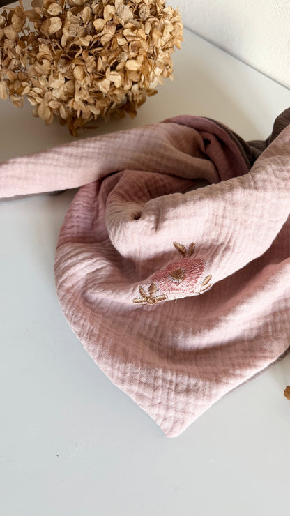 Musselin-Wendehalstuch „Blütenliebe“ – Altrosa & Mauve mit Blumenstickerei