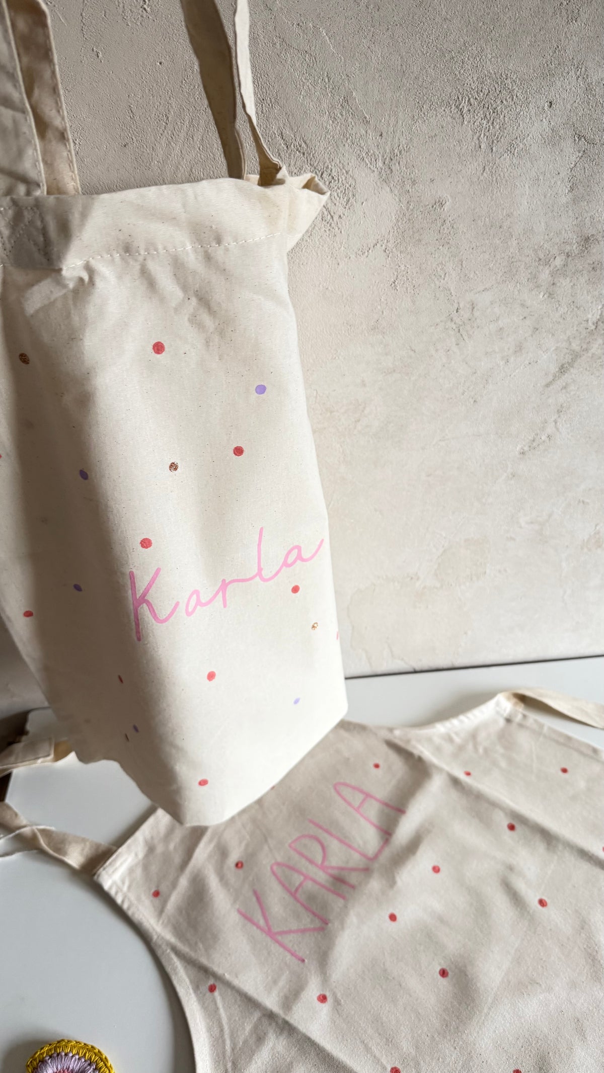 Kinderschürze Karla mit Name – Punkte, Pink oder Flieder