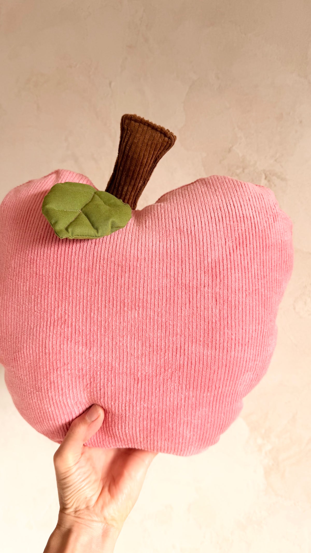 Apfelkissen aus Cord in Light Pink mit grünem Blatt