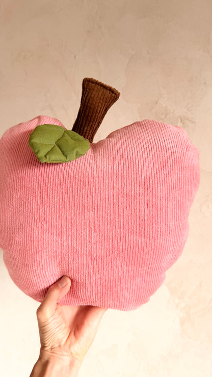 Apfelkissen aus Cord in Light Pink mit grünem Blatt