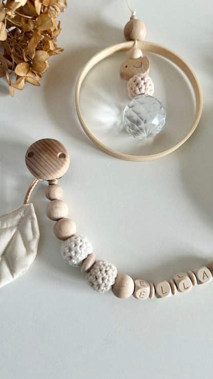 Baby-Geschenkset Natur – Schnullerkette, Blätteranhänger & Suncatcher