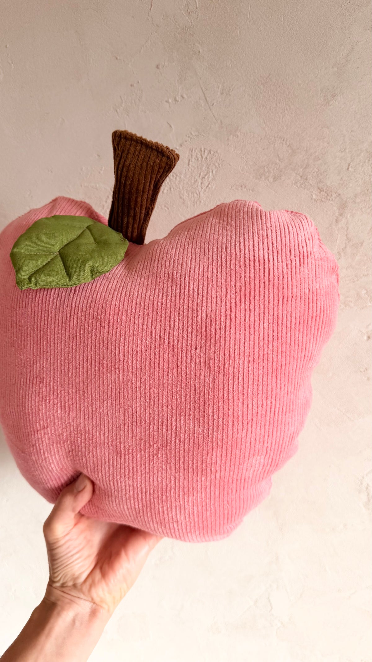 Apfelkissen aus Cord in Light Pink mit grünem Blatt