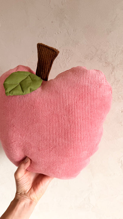 Apfelkissen aus Cord in Light Pink mit grünem Blatt