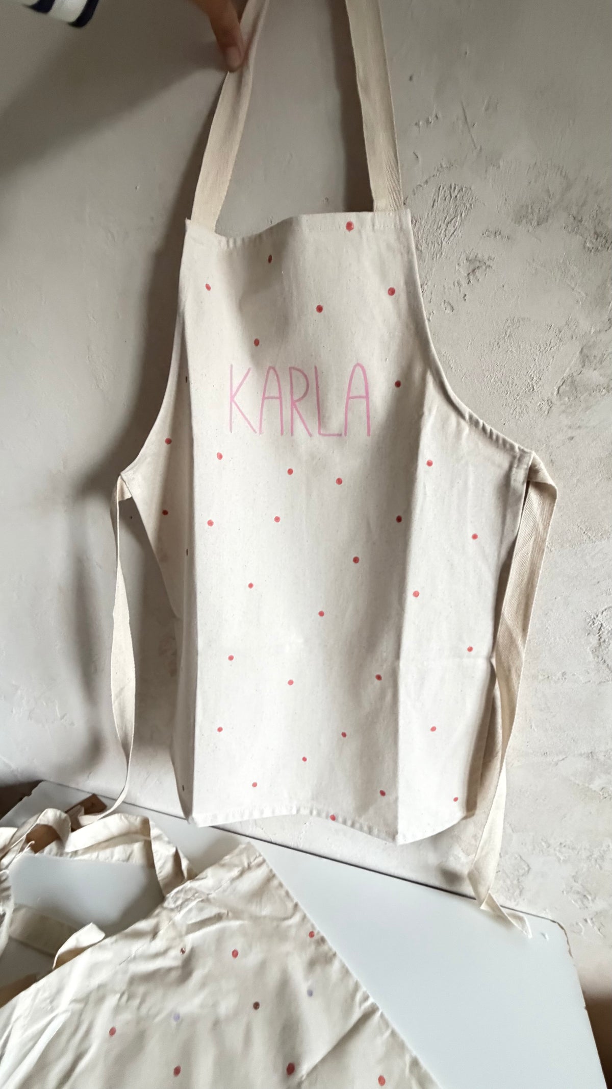 Kinderschürze Karla mit Name – Punkte, Pink oder Flieder