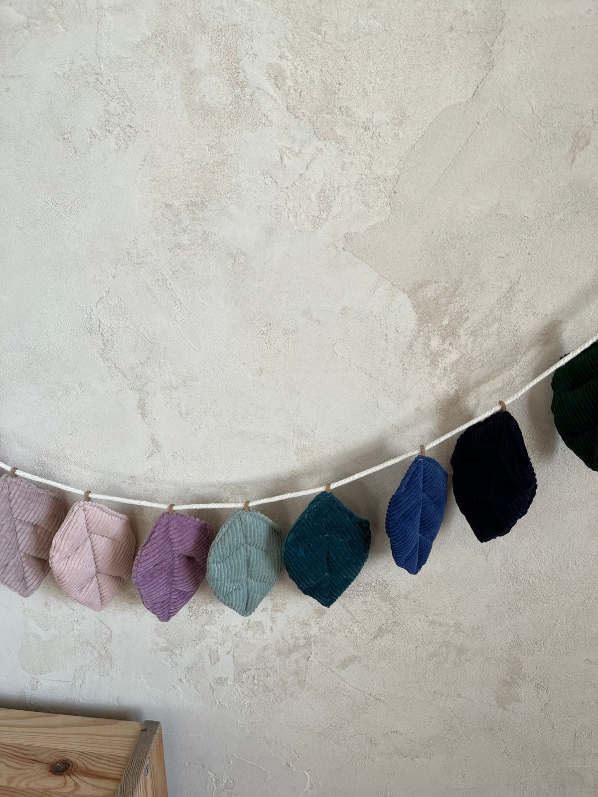 Stoffblätter aus Cord – bunte Blattanhänger für DIY-Girlanden & Mobiles, Farben frei wählbar