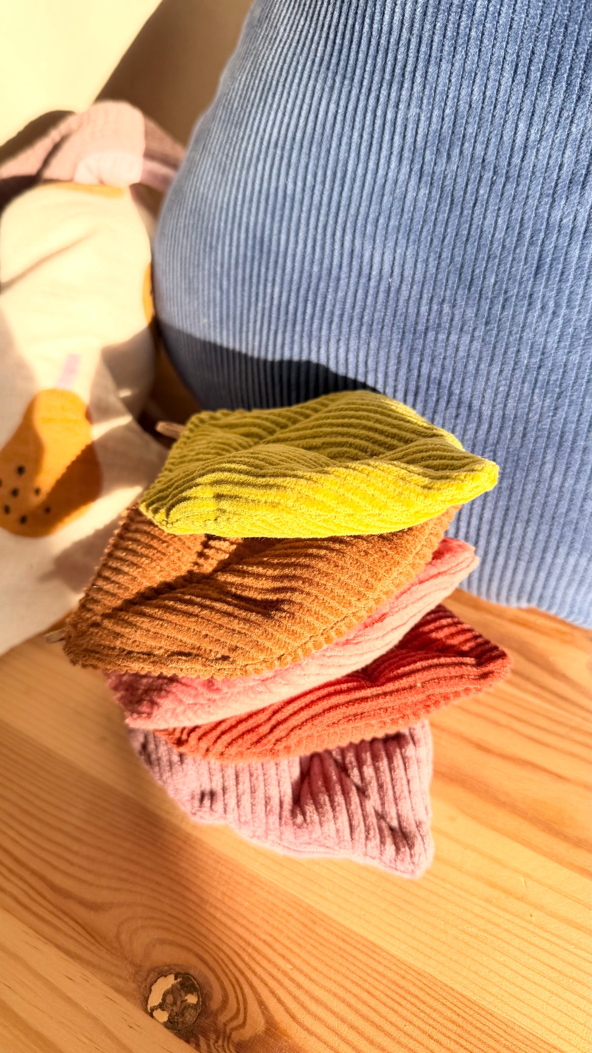 Stoffblätter aus Cord – bunte Blattanhänger für DIY-Girlanden & Mobiles, Farben frei wählbar
