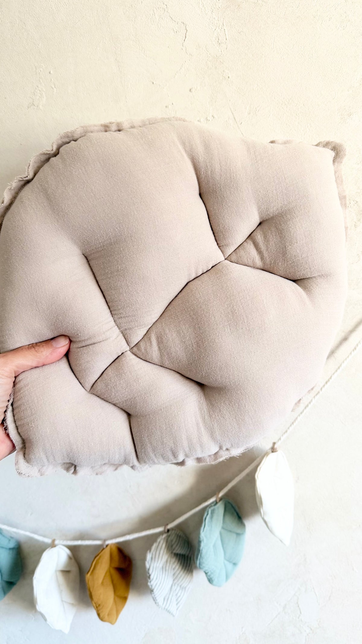 Midi-Musselin-Blattkissen in Steinbeige