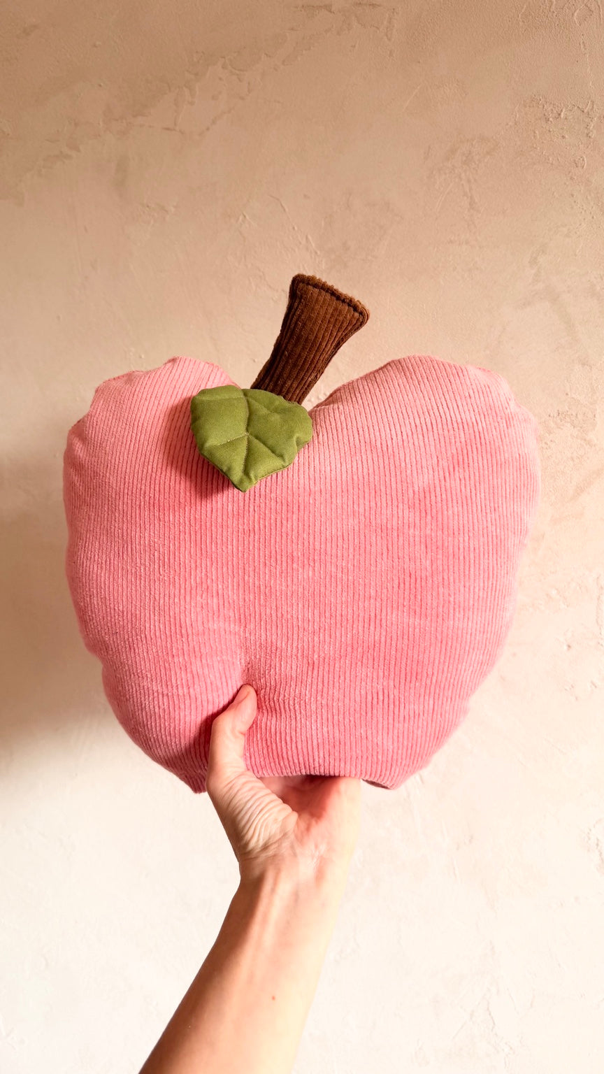 Pinkes Apfelkissen aus Cord mit grünem Blatt und braunem Stiel