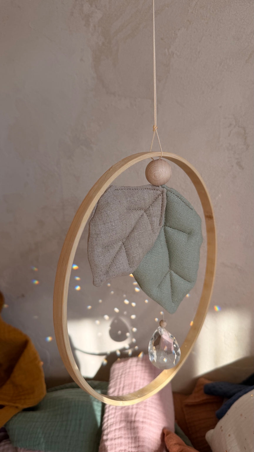 Sonnenfänger mit Kristall und Regenbogenreflexen