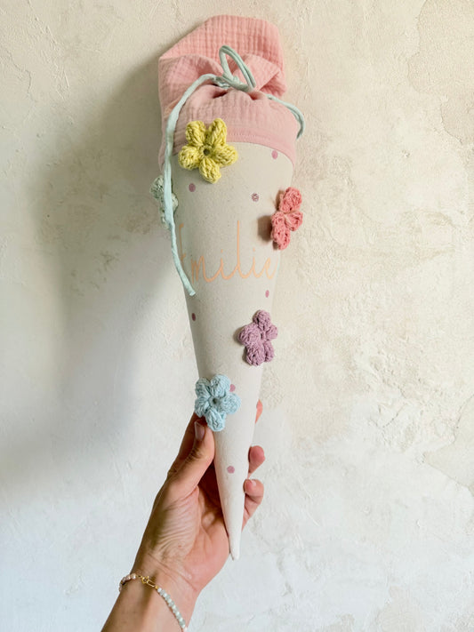 Blütenwiese-Kindergartentüte mit gehäkelten Blüten und Schmetterling