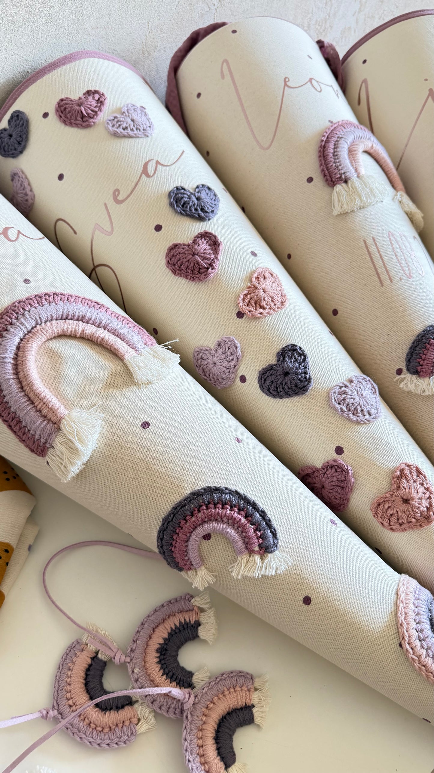 Personalisierte Stoff-Schultüte mit Häkelherzen – Lila, Mauve & Rosé