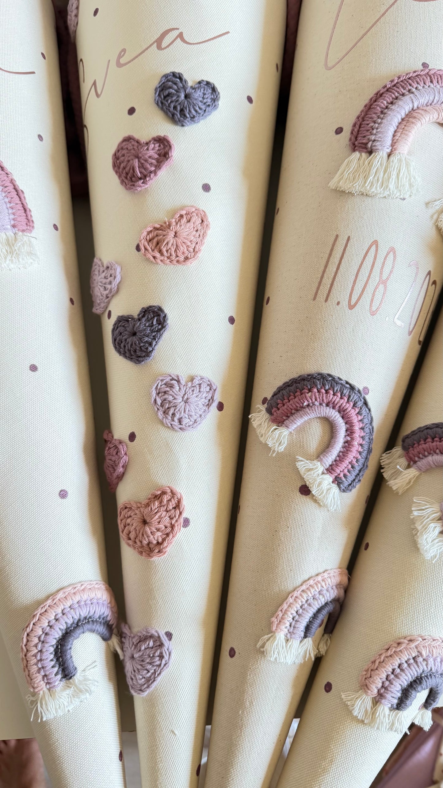 Personalisierte Stoff-Schultüte mit Häkelherzen – Lila, Mauve & Rosé