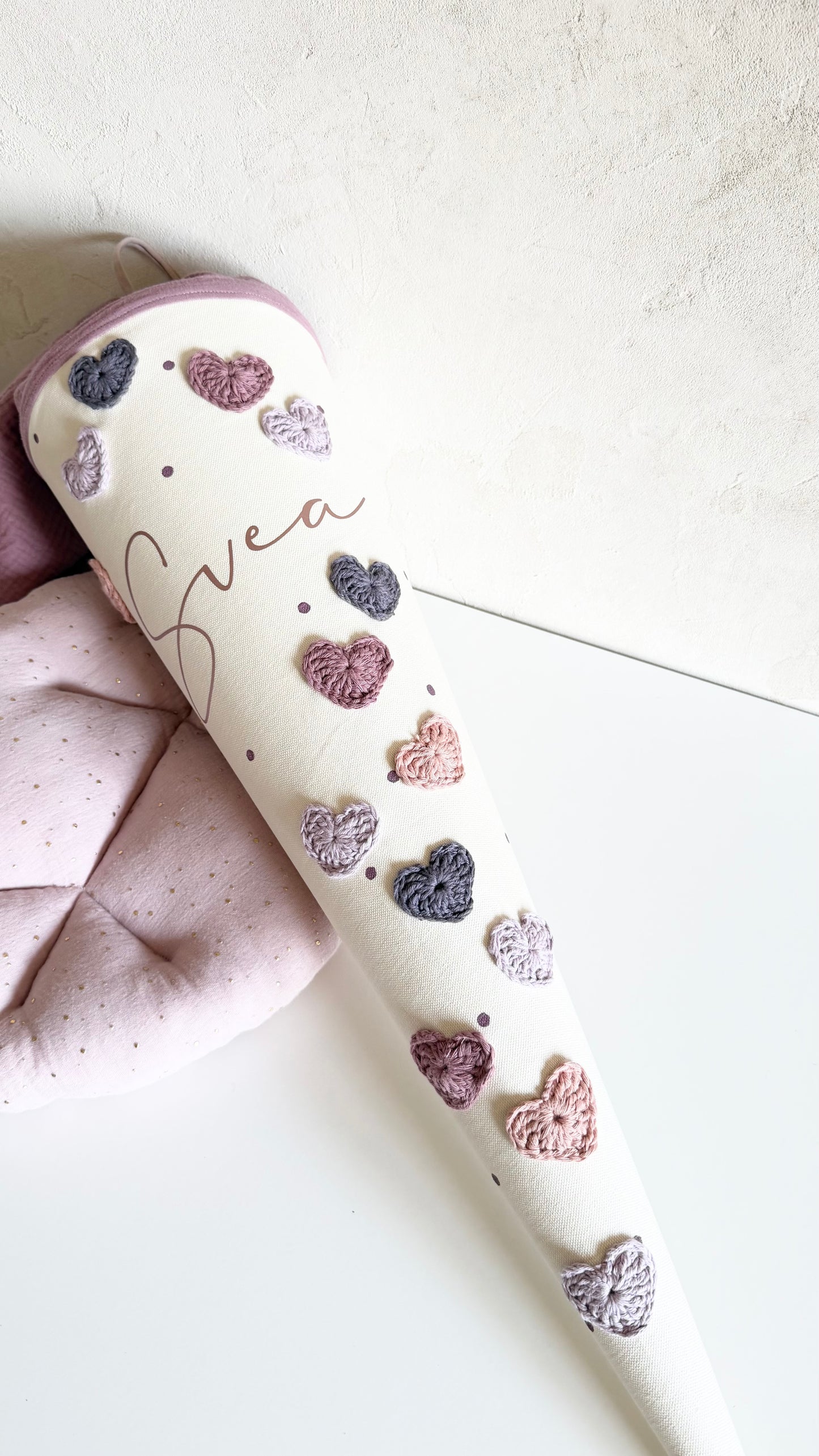 Personalisierte Stoff-Schultüte mit Häkelherzen – Lila, Mauve & Rosé