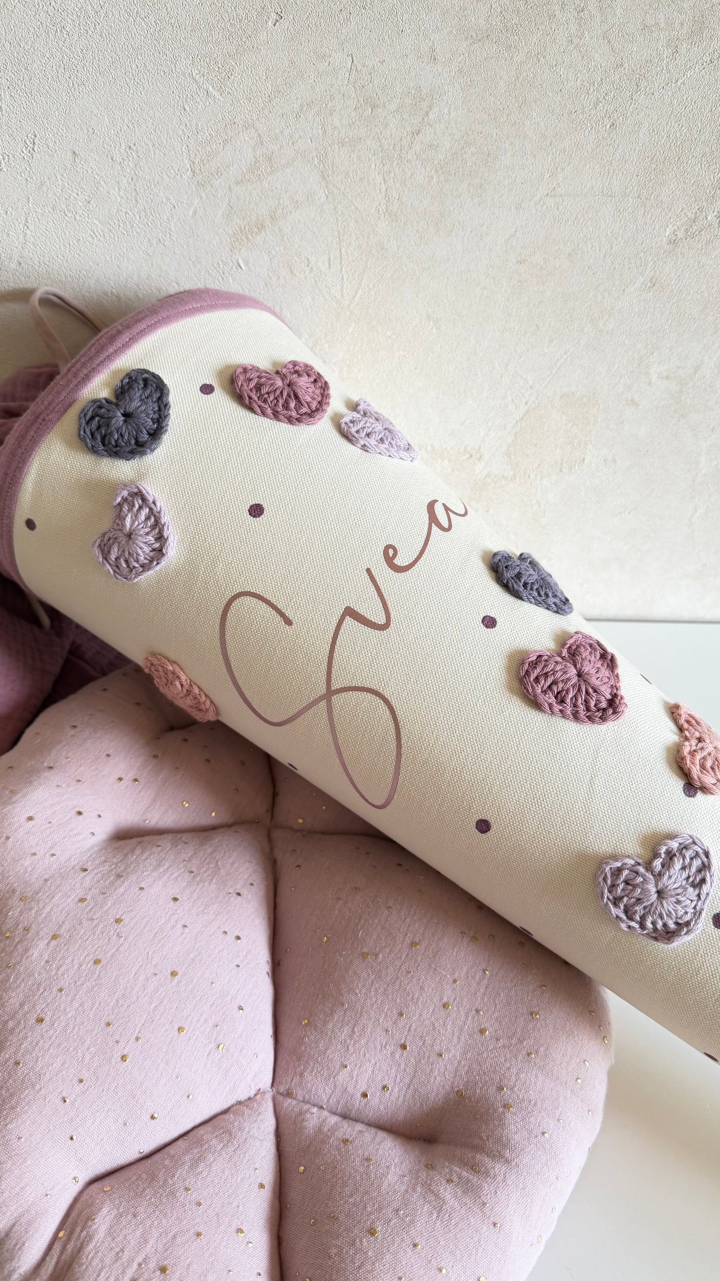 Personalisierte Stoff-Schultüte mit Häkelherzen – Lila, Mauve & Rosé
