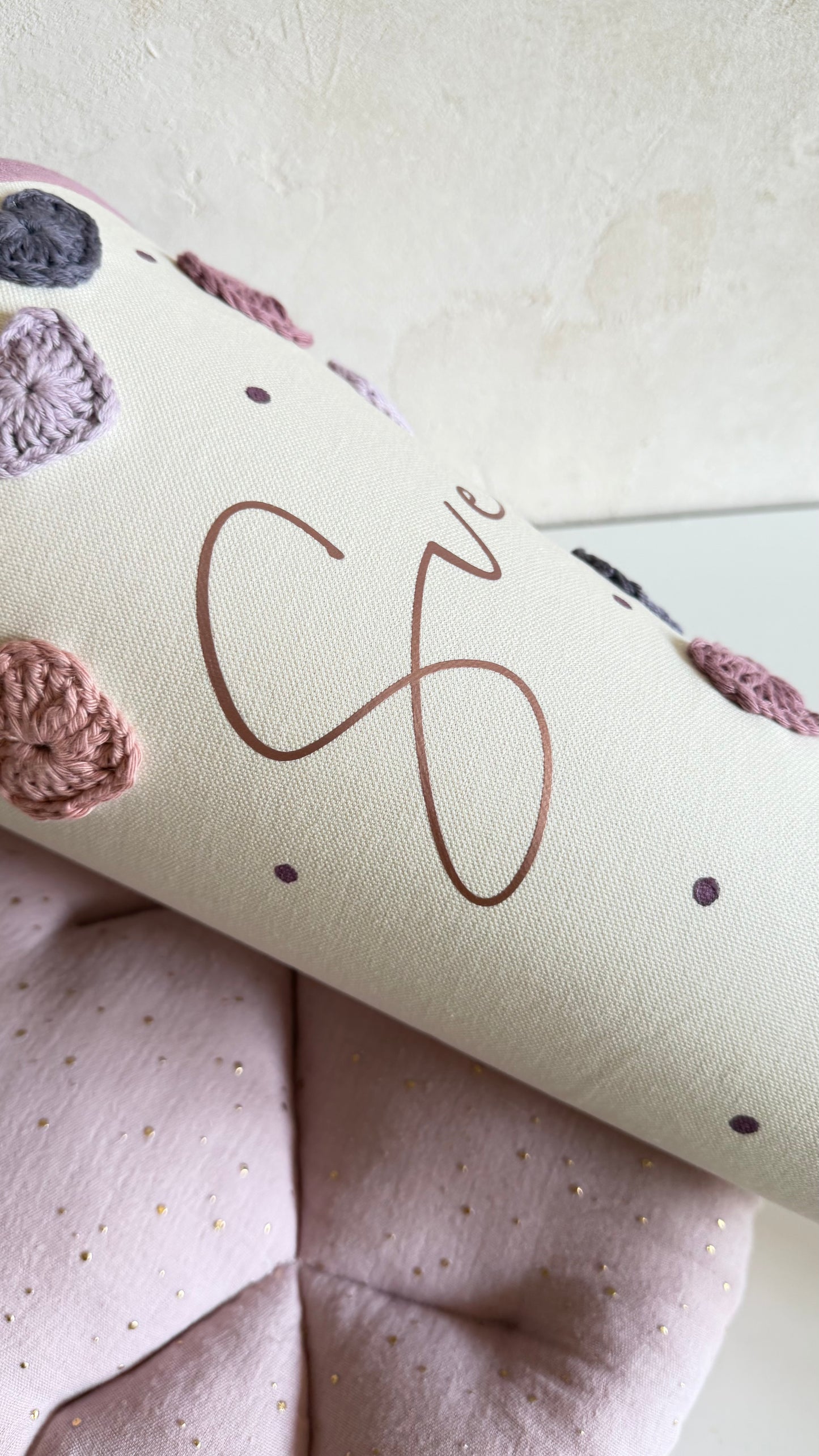 Personalisierte Stoff-Schultüte mit Häkelherzen – Lila, Mauve & Rosé
