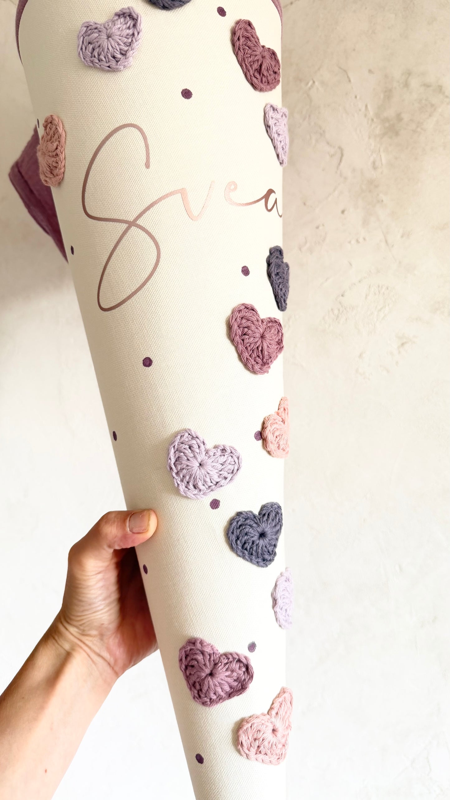 Personalisierte Stoff-Schultüte mit Häkelherzen – Lila, Mauve & Rosé