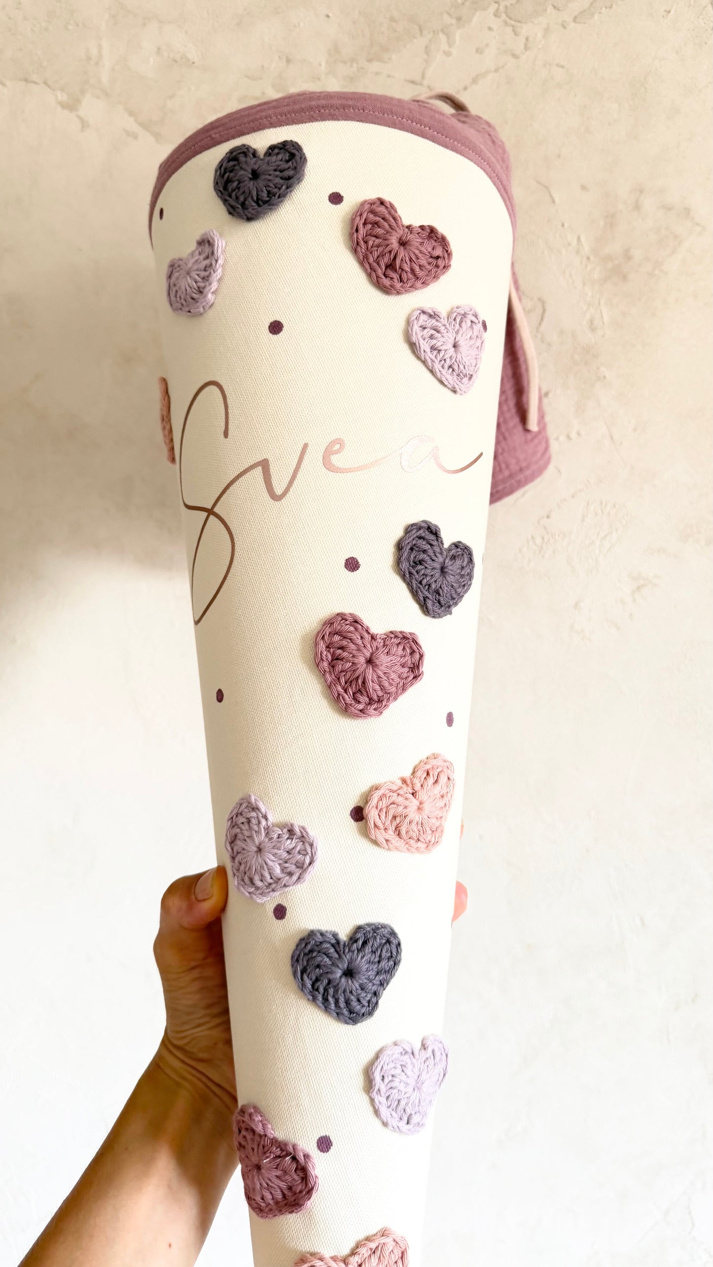 Personalisierte Stoff-Schultüte mit Häkelherzen – Lila, Mauve & Rosé
