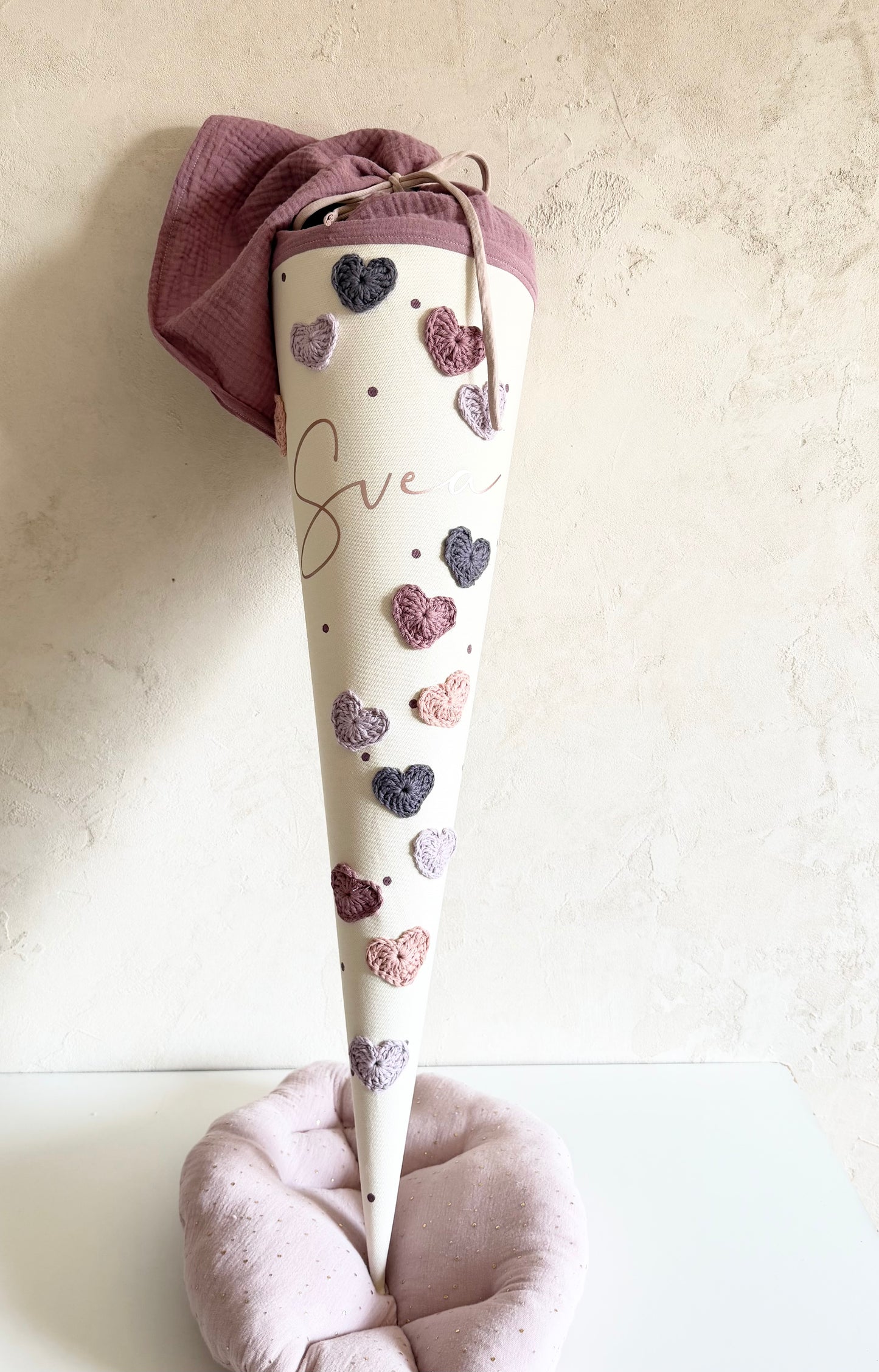 Personalisierte Stoff-Schultüte mit Häkelherzen – Lila, Mauve & Rosé