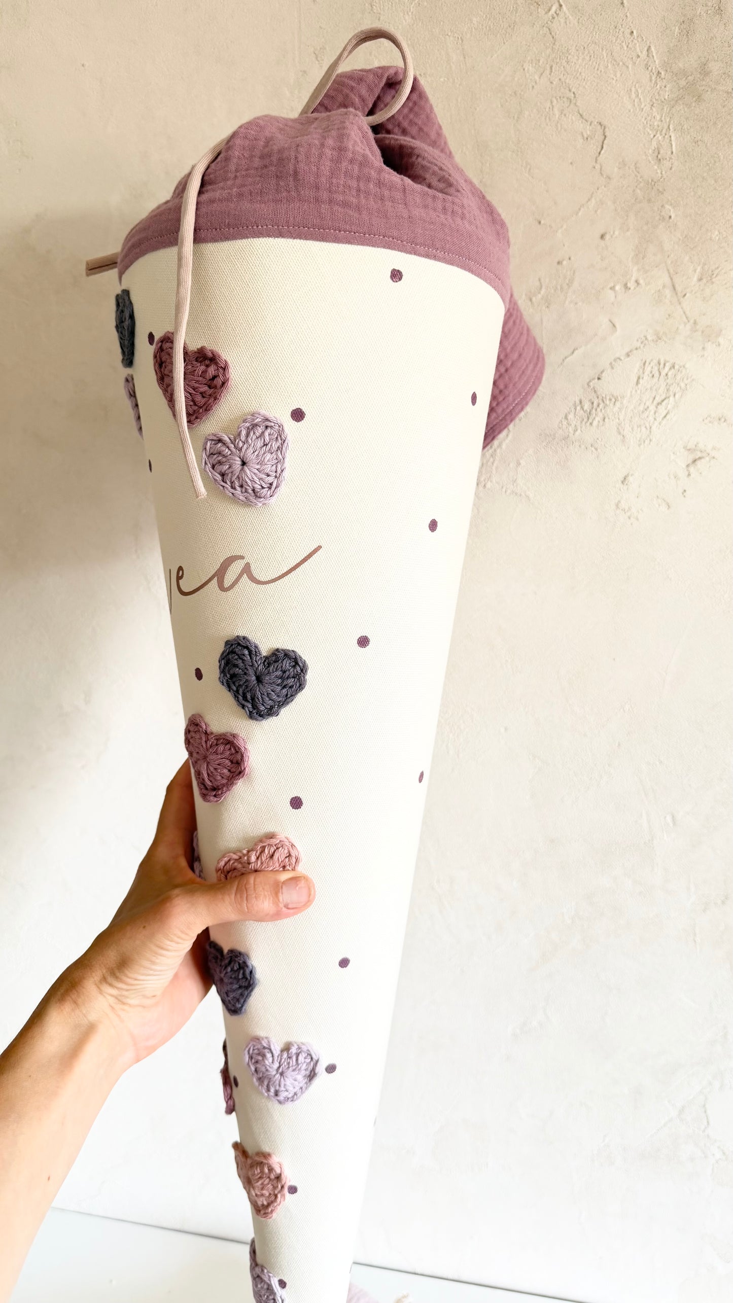 Personalisierte Stoff-Schultüte mit Häkelherzen – Lila, Mauve & Rosé