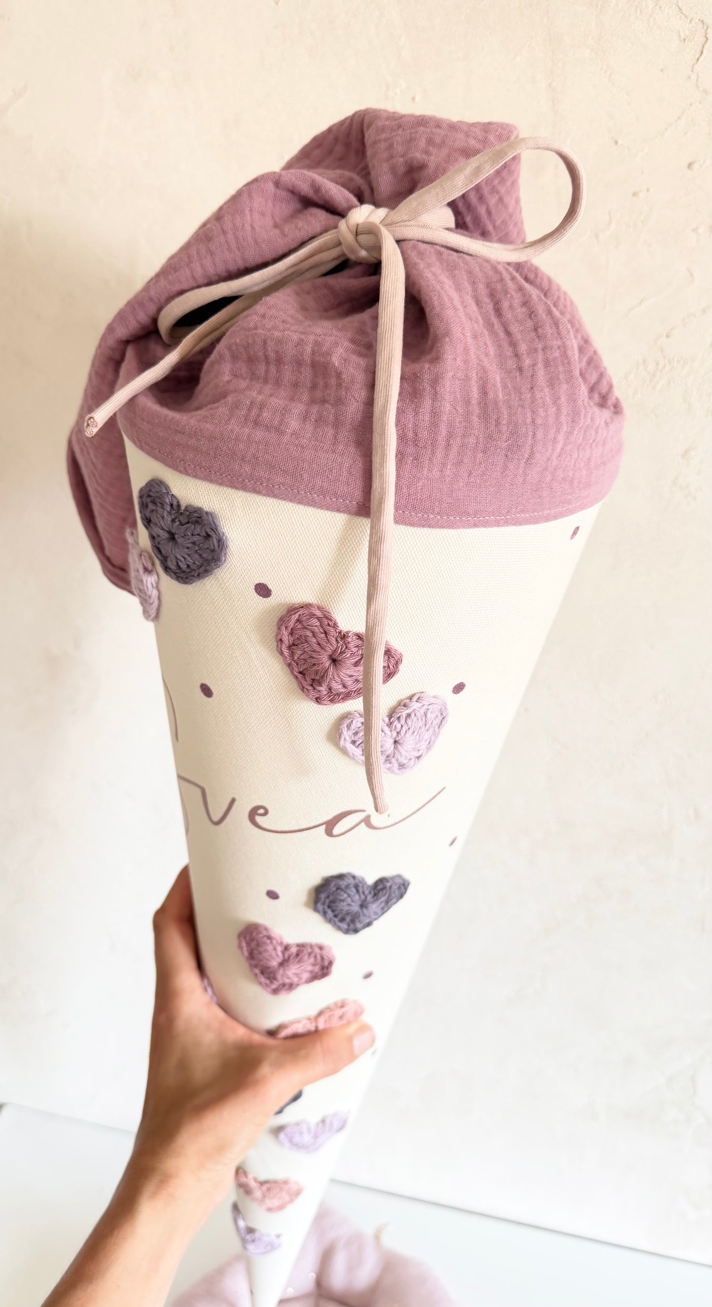 Personalisierte Stoff-Schultüte mit Häkelherzen – Lila, Mauve & Rosé